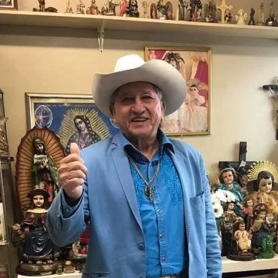Oscar junto a la Virgen de Guadalupe